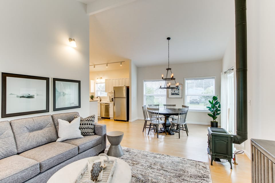 Steps to Beach! Airy Coastal Escape w/ Deck House in Pacific Beach