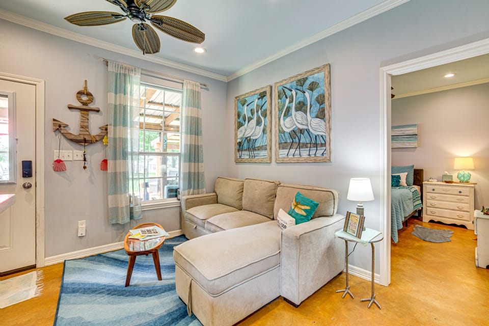 Pet-Friendly Lakefront Getaway w/ Hot Tub! House in Texas