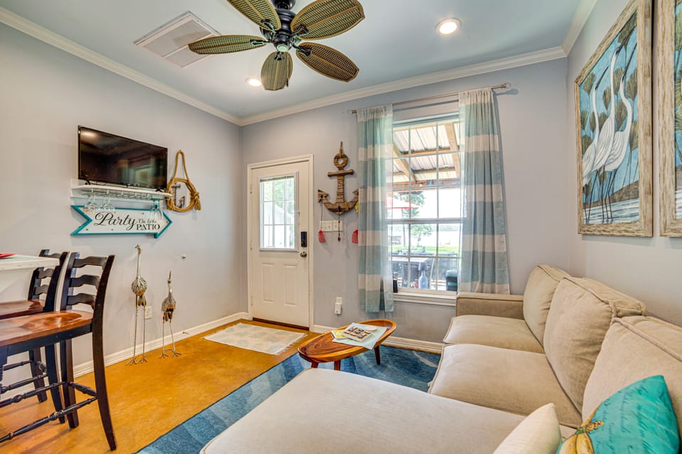 Pet-Friendly Lakefront Getaway w/ Hot Tub! House in Texas