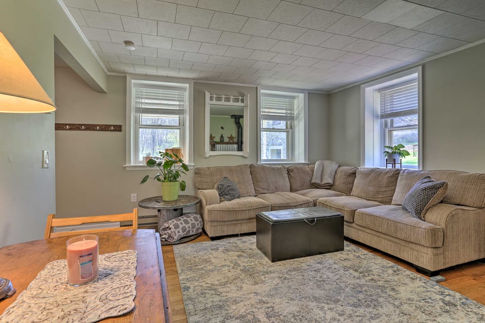 Patio & Fire Pit: Idyllic Cottage in Hellertown! Cottage in New Jersey