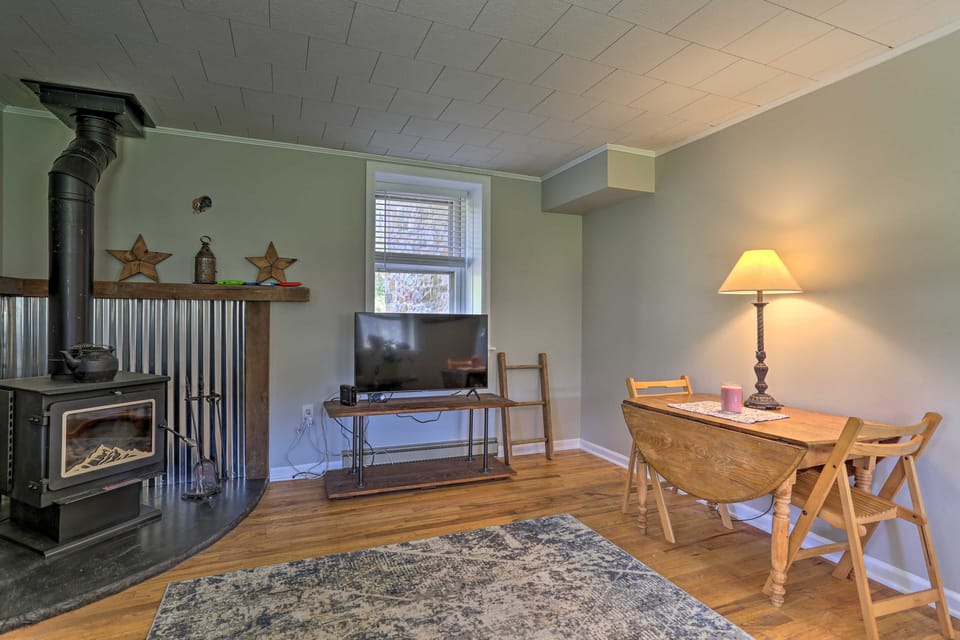 Patio & Fire Pit: Idyllic Cottage in Hellertown! Cottage in New Jersey
