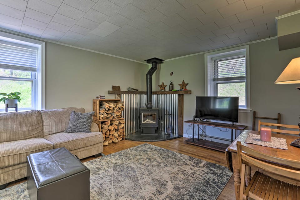 Patio & Fire Pit: Idyllic Cottage in Hellertown! Cottage in New Jersey
