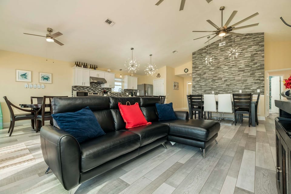 Galveston Bay Views & Pier! San Leon Gulf Getaway House in San Leon