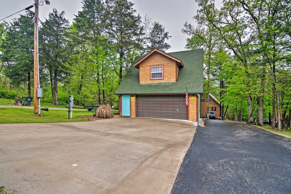 Bright Lakeside Studio - Hike, Fish, and Bike! Apartment in Roaring River Township