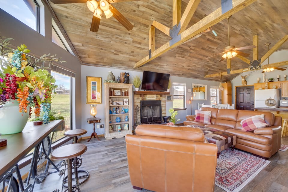 Incredible Log Home: 1 Mile from Lake Tenkiller House in Tenkiller Ferry Lake