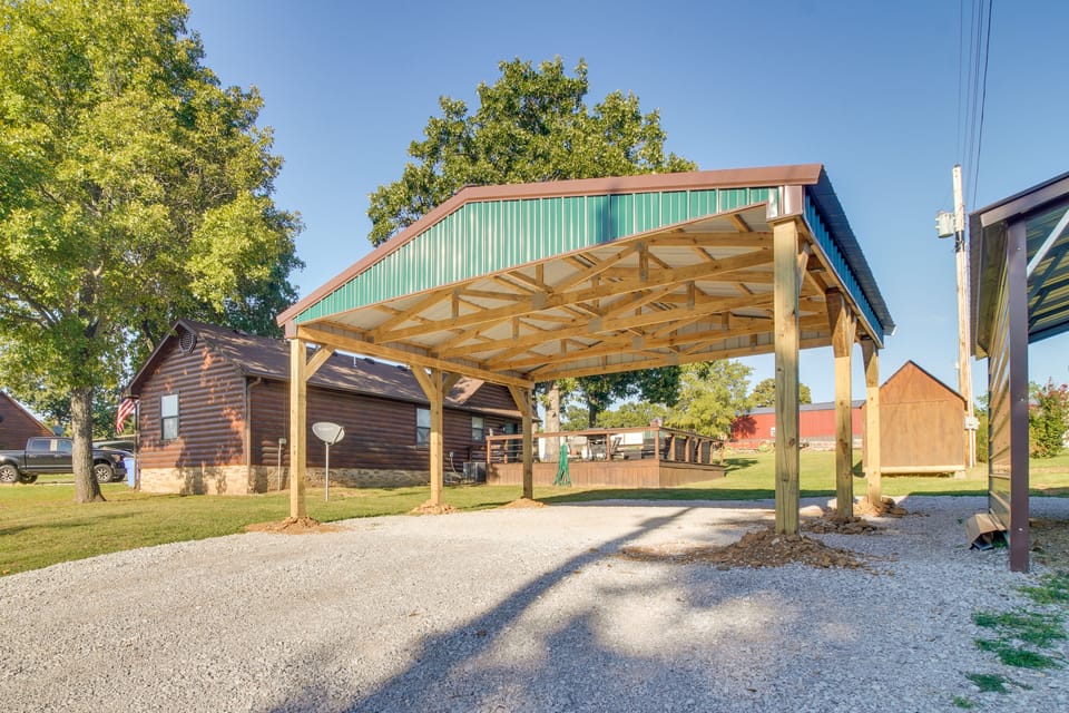 Incredible Log Home: 1 Mile from Lake Tenkiller House in Tenkiller Ferry Lake