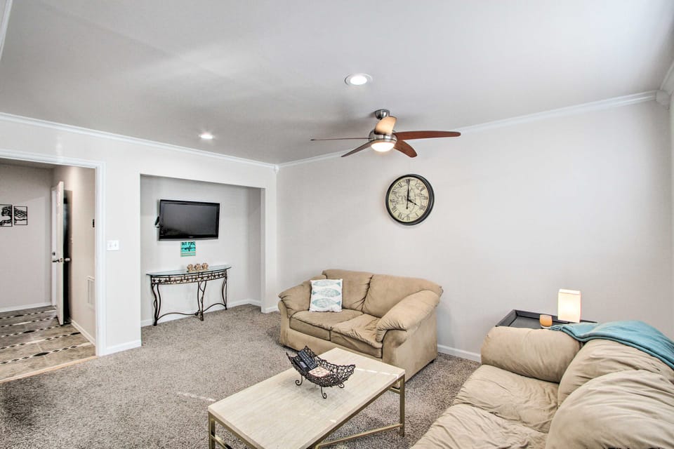 Convenient Burien Getaway: 12 Mi to Dtwn SEA! House in Burien