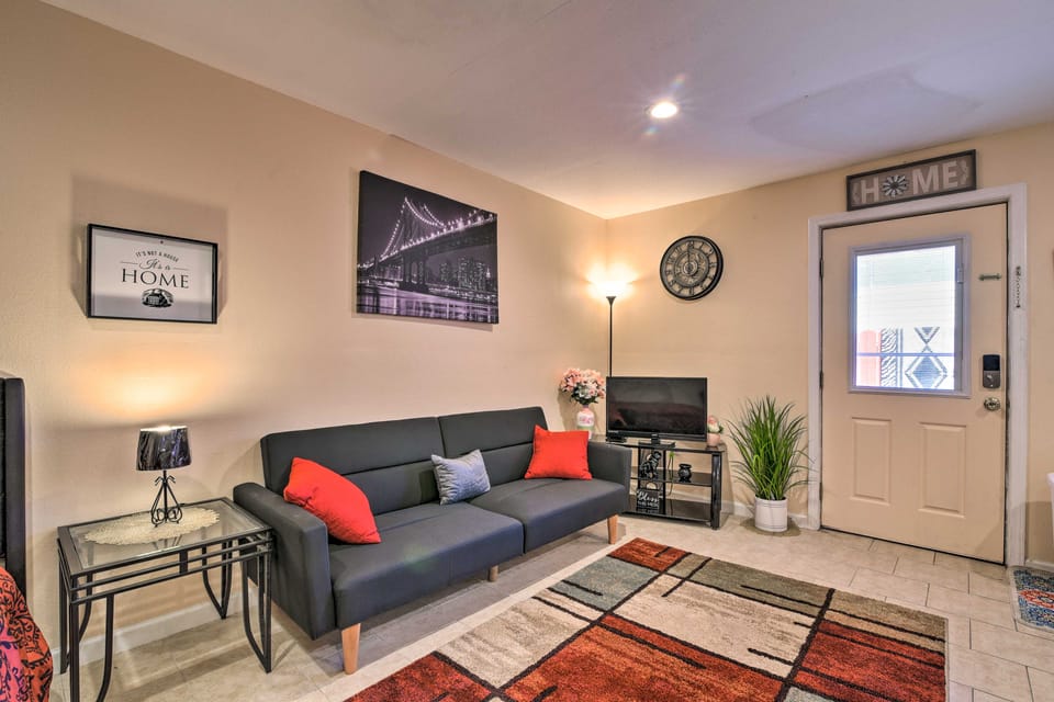 1 Mi to Beach & Bars! Walkable Galveston Studio Apartment in Galveston Island