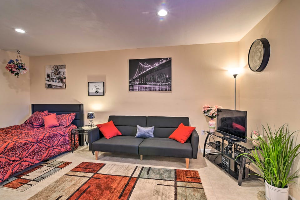 1 Mi to Beach & Bars! Walkable Galveston Studio Apartment in Galveston Island