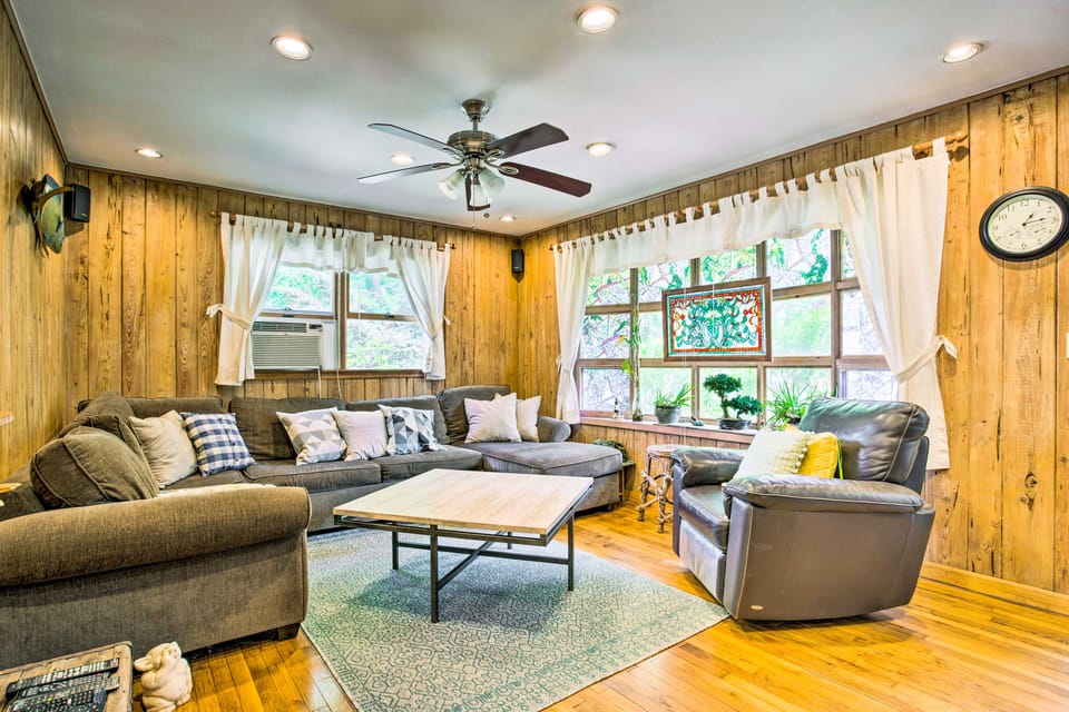 Charming Hampton Bays Home 5 Mi to Cooper’s Beach House in The Hamptons