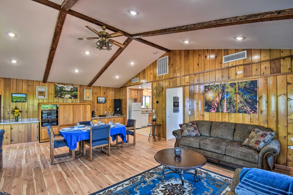 Stunning 'Treetop Villa' - 1 Mi to Dtwn Mariposa! Cottage in Mariposa
