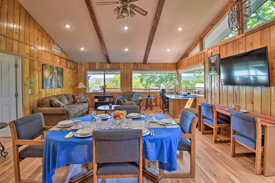 Stunning 'Treetop Villa' - 1 Mi to Dtwn Mariposa! Cottage in Mariposa
