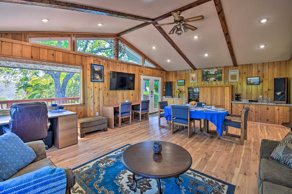 Stunning 'Treetop Villa' - 1 Mi to Dtwn Mariposa! Cottage in Mariposa
