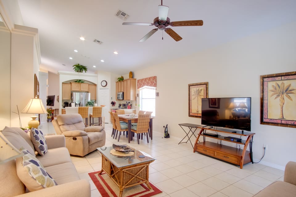 Sunny Villa w/ Lanai: 17 Mi to Disney! House in Davenport