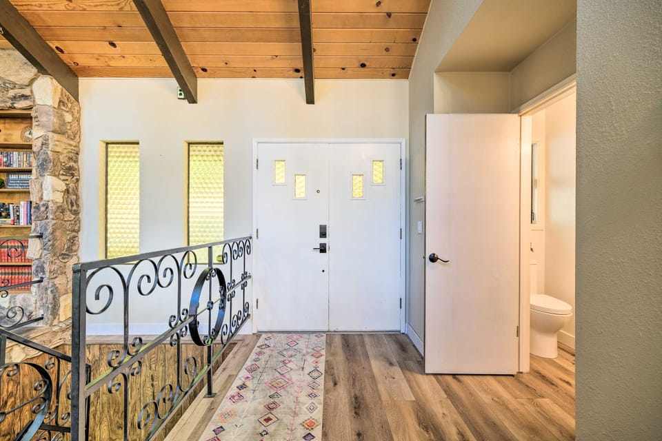 Pine Mountain Cabin w/ Hot Tub, 2 Mins to Marina! House in Groveland