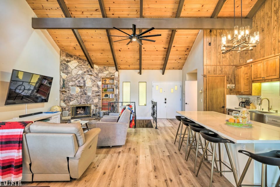 Pine Mountain Cabin w/ Hot Tub, 2 Mins to Marina! House in Groveland