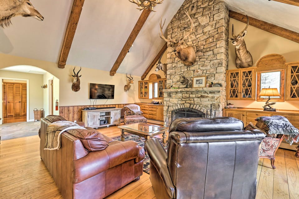 40-Acre Mtn-View Retreat w/ Hot Tub in Banner Elk! House in Banner Elk