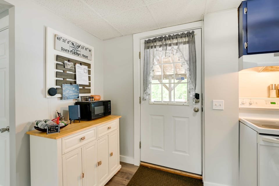 Chic & Central Apartment ~ 6 Mi to Sebec Lake! Apartment in Penobscot