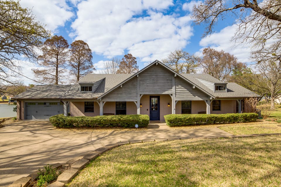 Stunning Lakefront Malakoff Home w/ Dock & Deck House in Cedar Creek Reservoir