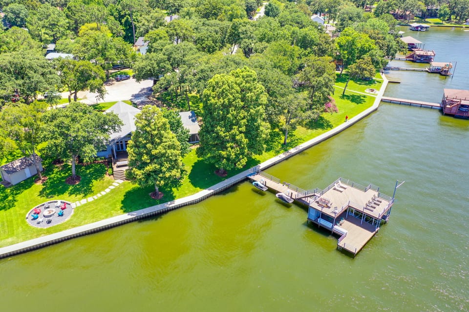Stunning Lakefront Malakoff Home w/ Dock & Deck House in Cedar Creek Reservoir