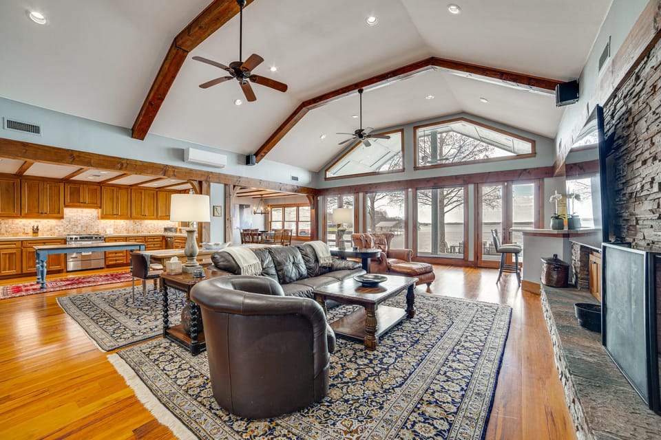 Stunning Lakefront Malakoff Home w/ Dock & Deck House in Cedar Creek Reservoir