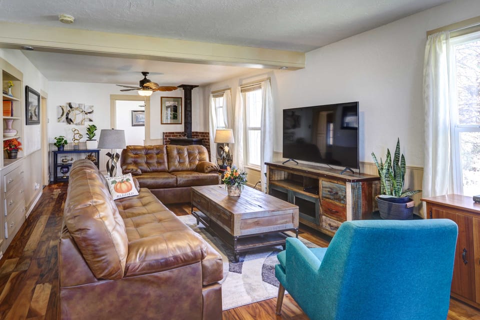 Charming Montrose Family Home: Block to Downtown! House in Montrose
