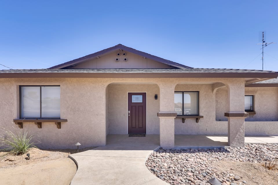 2 Mi to Lake Havasu: Home w/ Patio & Pool House in Lake Havasu City