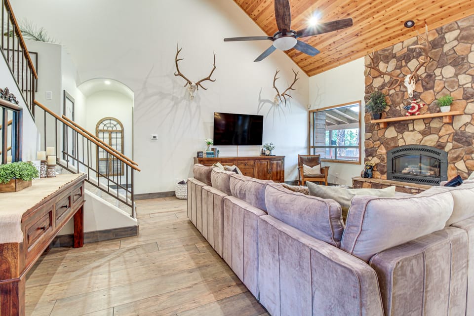 Near Woodland Lake Park: Cabin w/ Serene Deck! House in Pinetop-Lakeside