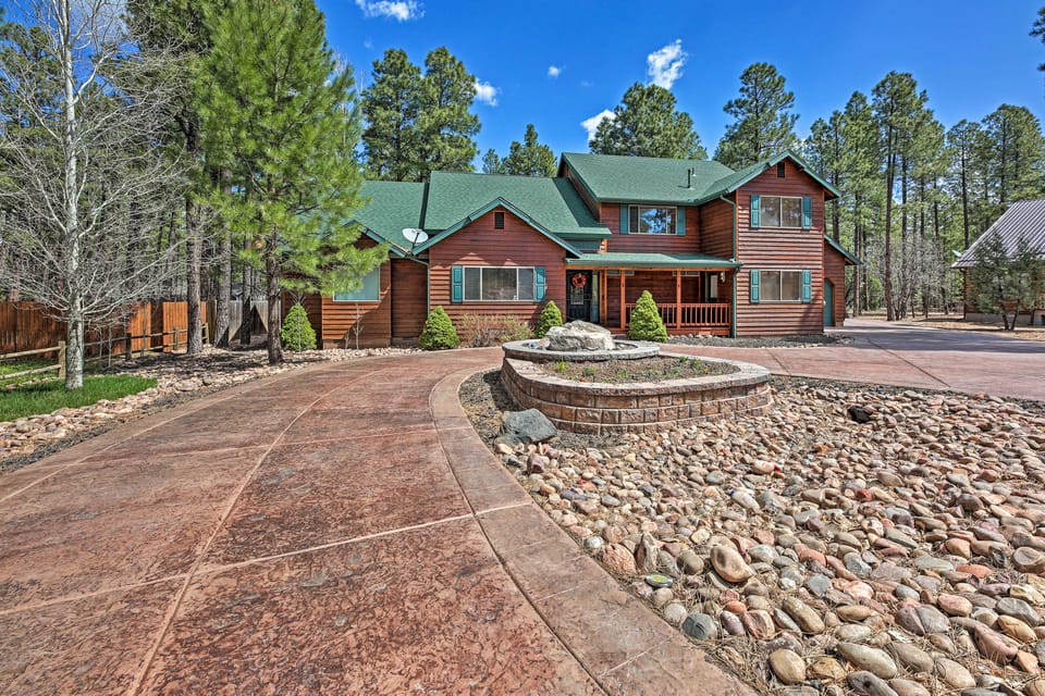 Near Woodland Lake Park: Cabin w/ Serene Deck! House in Pinetop-Lakeside