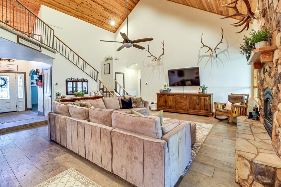 Near Woodland Lake Park: Cabin w/ Serene Deck! House in Pinetop-Lakeside