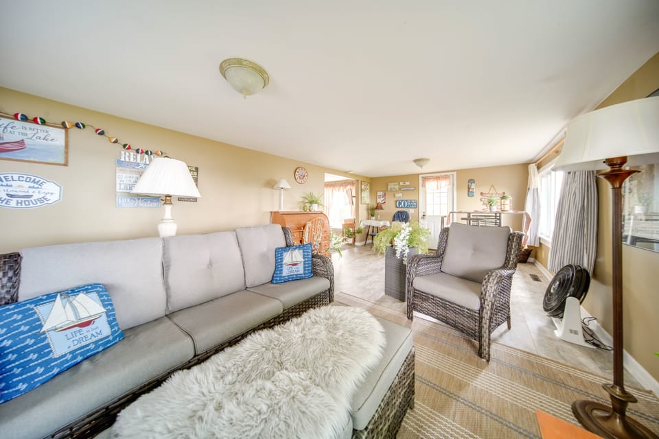 Lakefront Mayville Cottage w/ Dock & Grill! House in Lake Erie