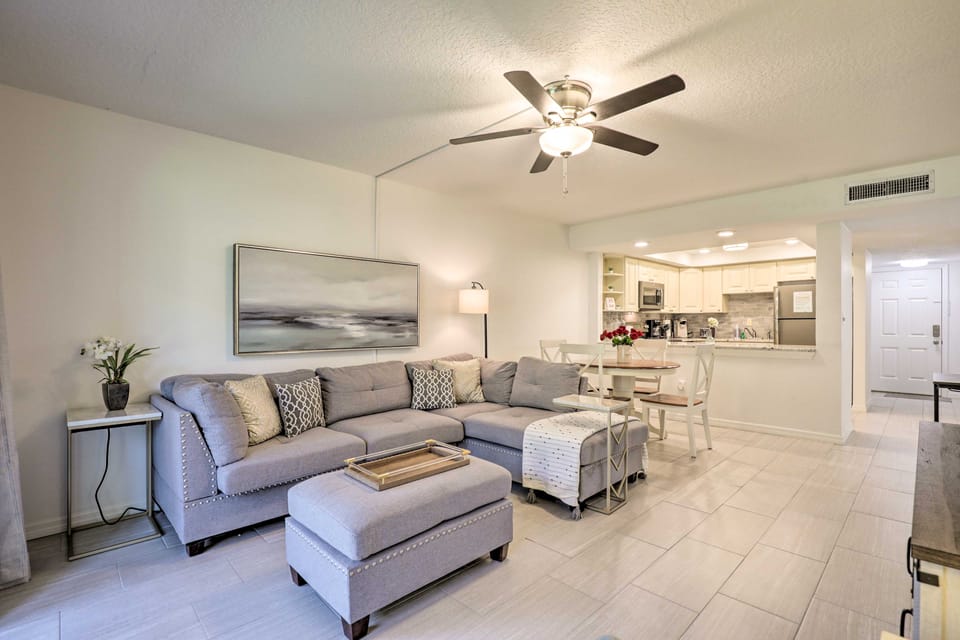 Walk to Crescent Beach: Condo w/ Pool Access Apartment in Crescent Beach