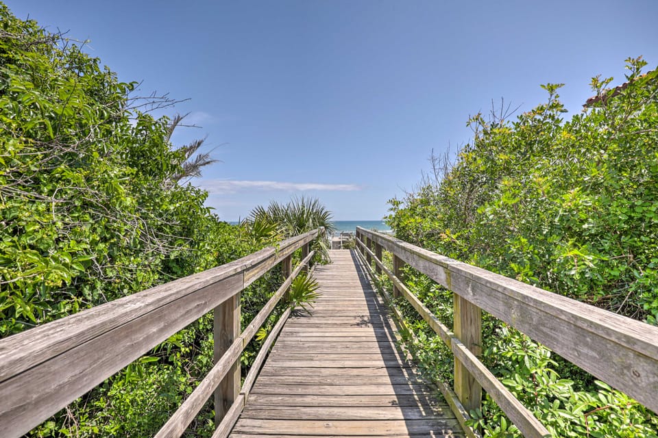 Walk to Crescent Beach: Condo w/ Pool Access Apartment in Crescent Beach