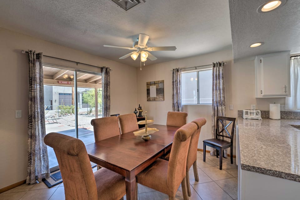 Pool & boat parking 1 mi to lake House in Lake Havasu City