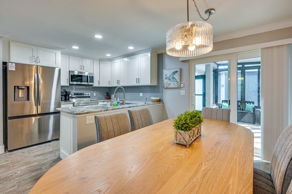 Elegant FL Condo w/ Pool: Walk to Madeira Beach! Apartment in Madeira Beach