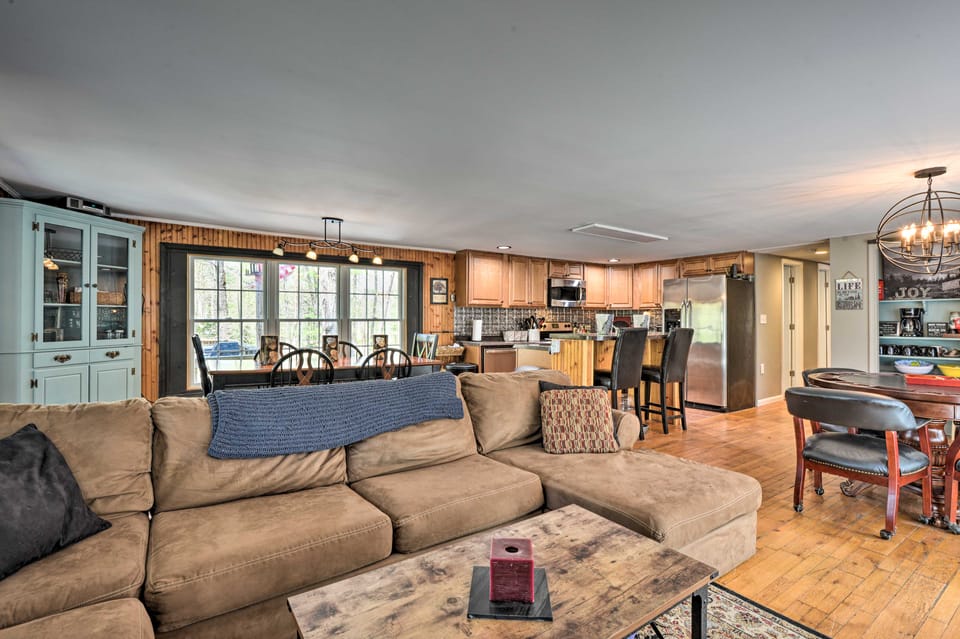 Cozy Cabin with Sunroom & Cacapon River Access! House in Shenandoah Valley