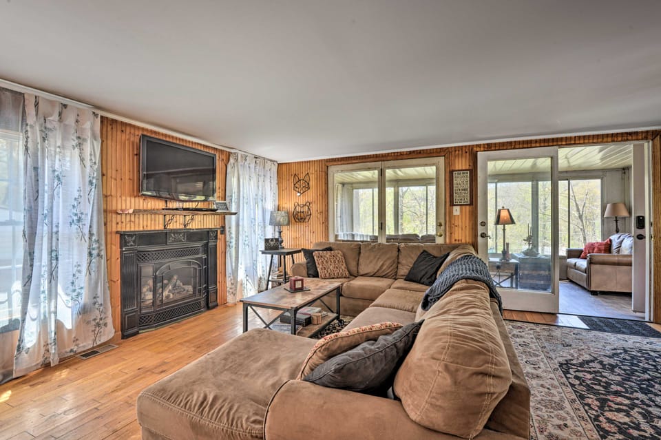 Cozy Cabin with Sunroom & Cacapon River Access! House in Shenandoah Valley