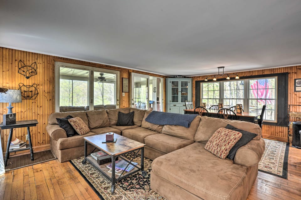 Cozy Cabin with Sunroom & Cacapon River Access! House in Shenandoah Valley