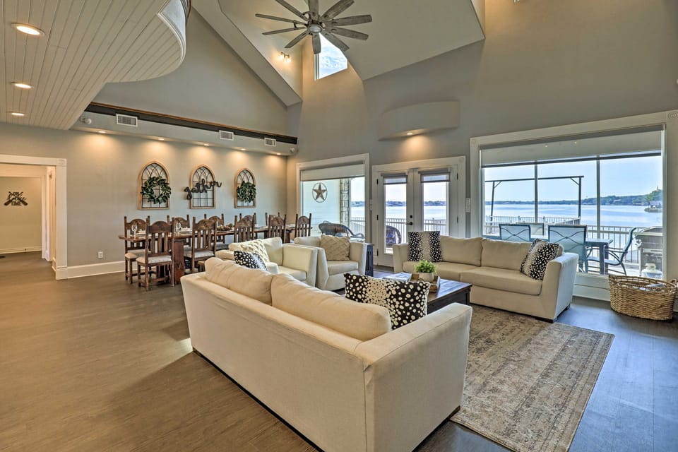 Lavish Lake House, Near Vineyards + Marinas! House in Granbury