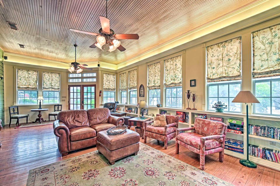 The Lilly House: Historic Glen Rose Home w/ Porch! House in Glen Rose