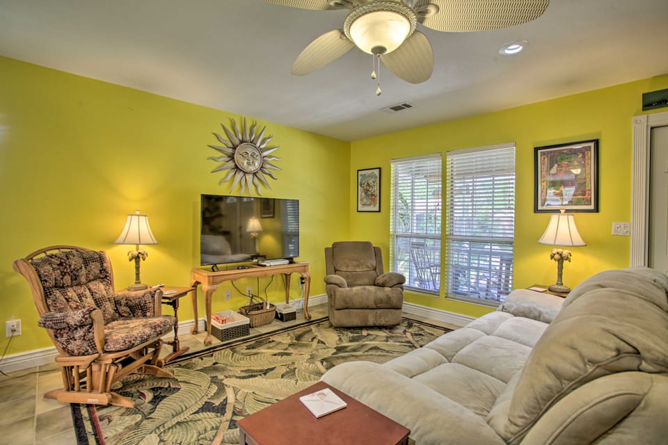 'Cloud 9 On The Coast' < 1 Mi to Beach! House in Waveland
