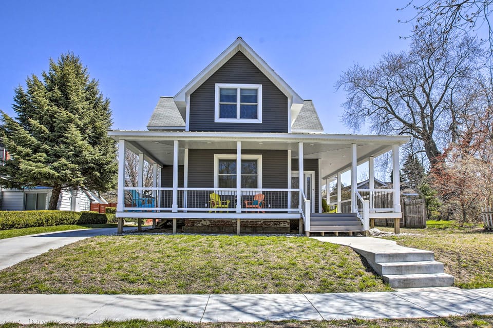 Dtwn Ludington Apt w/ Fire Pit: Day Trip to Slopes Apartment in Ludington