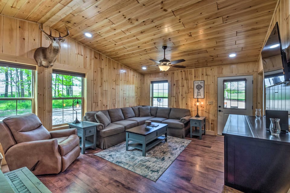 50-Acre Farm w/ Fishing Pond! Cabin in Brownsville House in Kentucky
