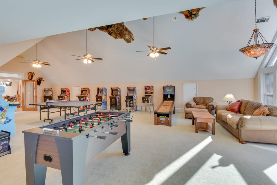 Hot Tub, Arcade & Casino! Blue Ridge Mtn Mansion House in Union County