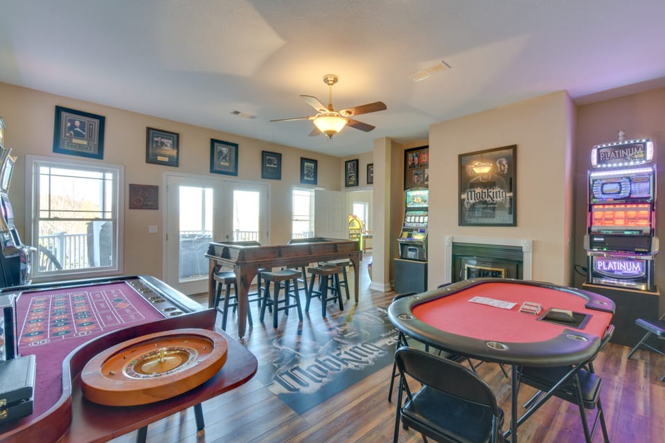 Hot Tub, Arcade & Casino! Blue Ridge Mtn Mansion House in Union County