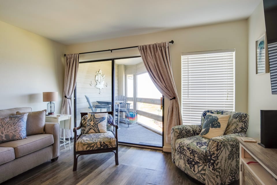 Ocean-View Island Condo w/ Pool: Pets Welcome! Apartment in South Carolina