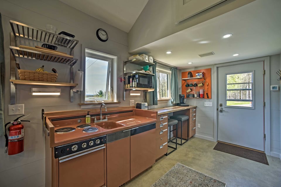 Fire Pit + Gas Grill: Secluded Studio in Milford! Apartment in New York