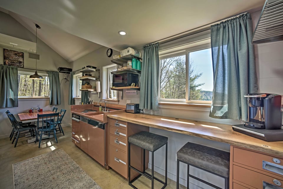 Fire Pit + Gas Grill: Secluded Studio in Milford! Apartment in New York
