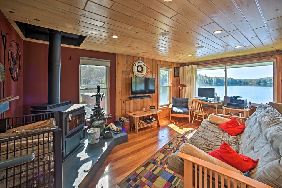 BBQ Ready: Lakeside Milford Home w/ Paddleboat Cottage in New York