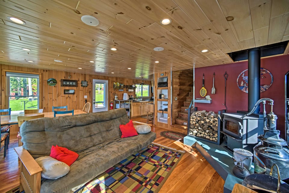 BBQ Ready: Lakeside Milford Home w/ Paddleboat Cottage in New York